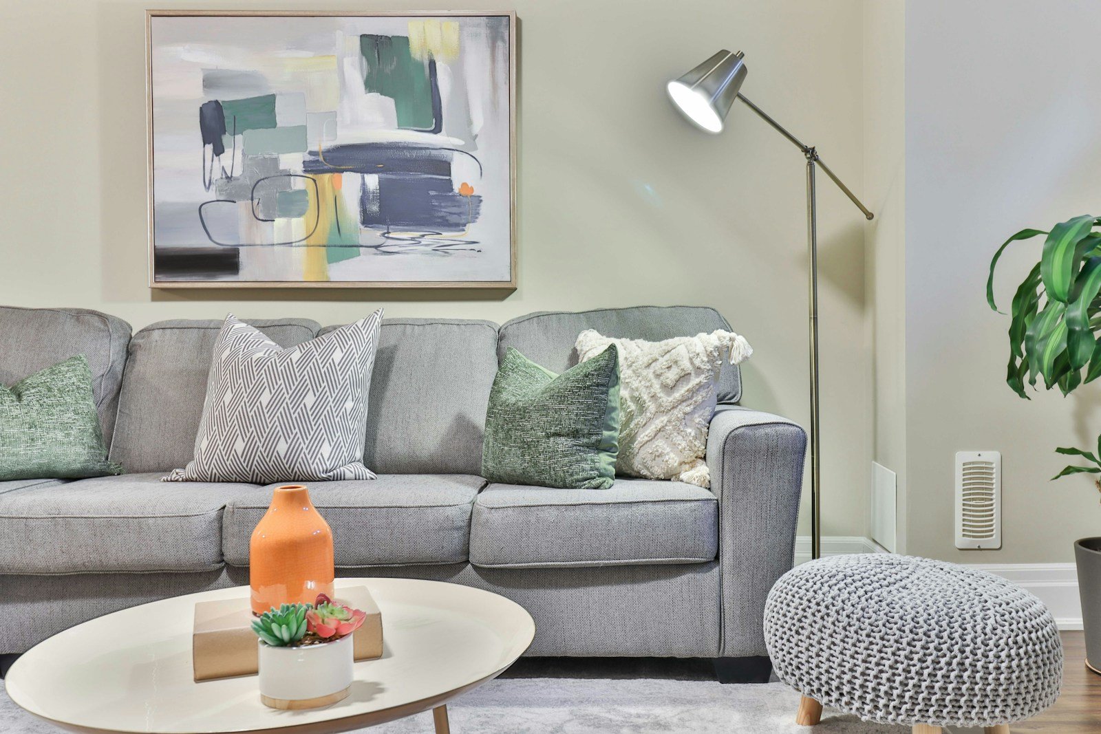 Phòng khách có điểm nhấn tranh và decor vừa đủ giúp không gian gọn mà vẫn có gu