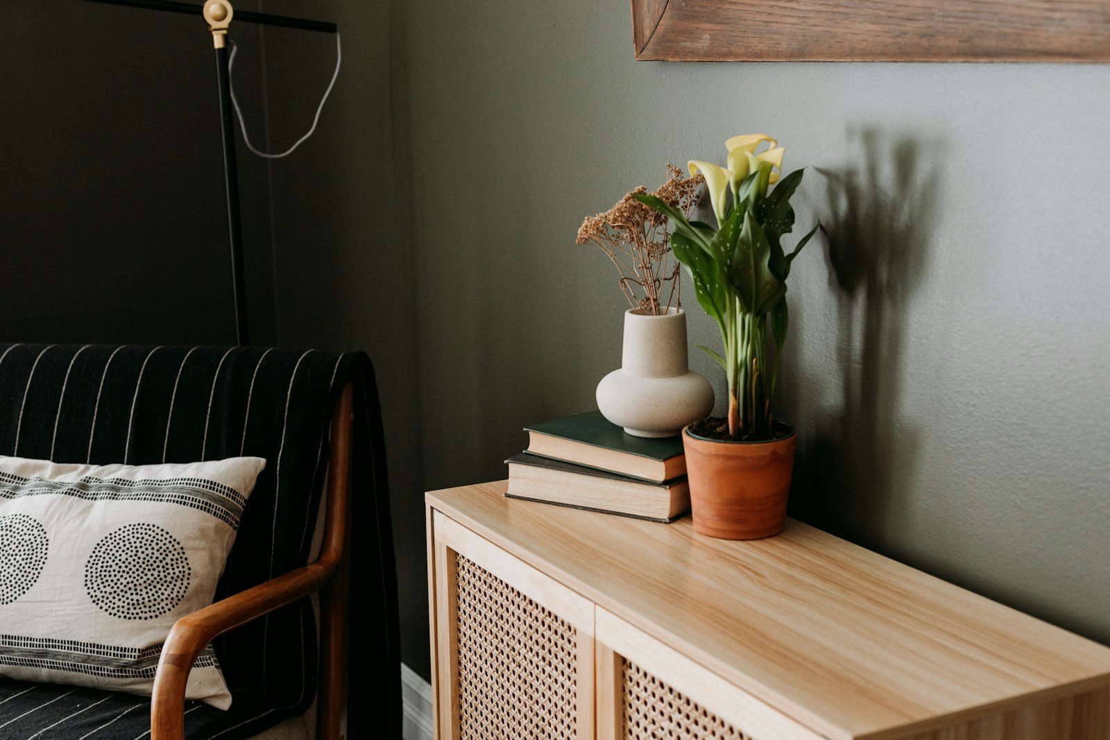 Phòng khách gọn nhưng vẫn ấm với sofa, bàn trà và hoa tươi tạo cảm giác sống thật