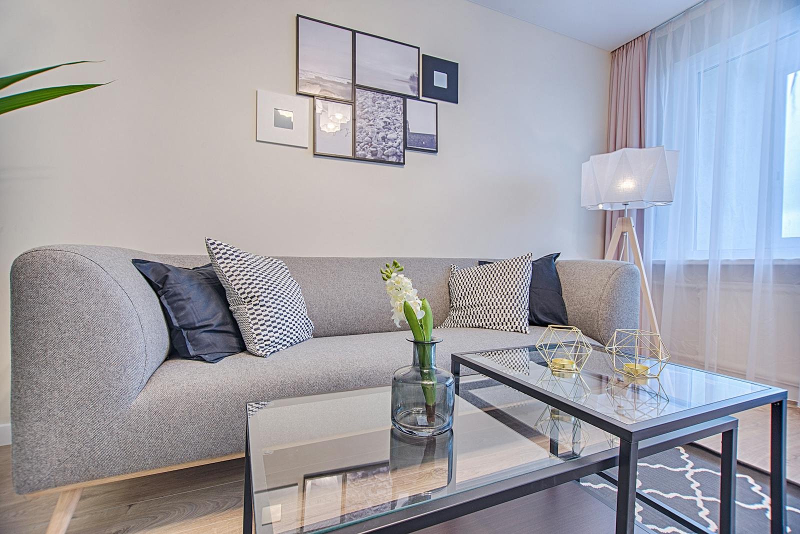 Tủ trang trí phòng khách với bố cục decor tiết chế và khoảng thở vừa đủ