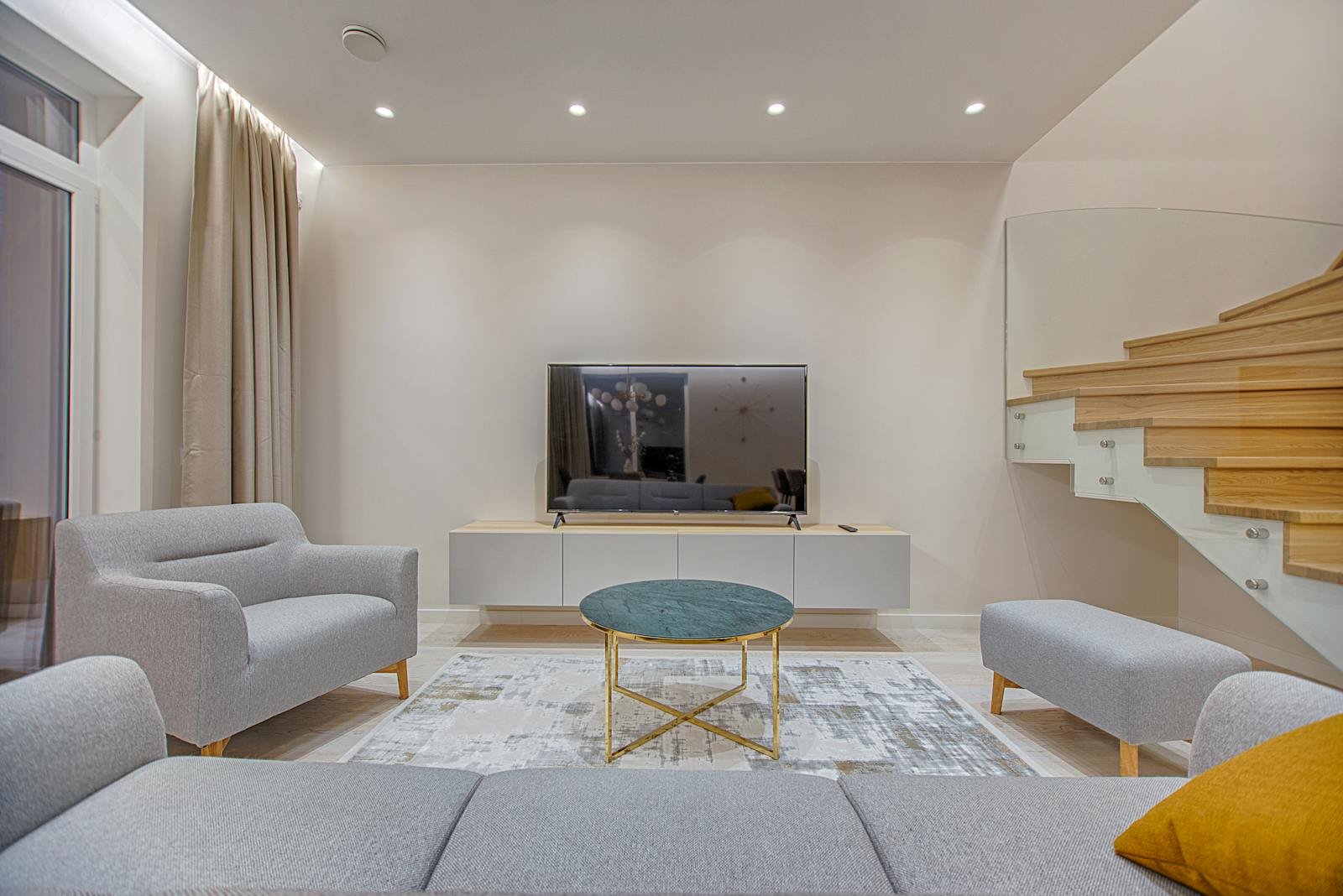 Khu vực tủ phòng khách kết hợp decor treo tường và điểm nhấn tinh tế