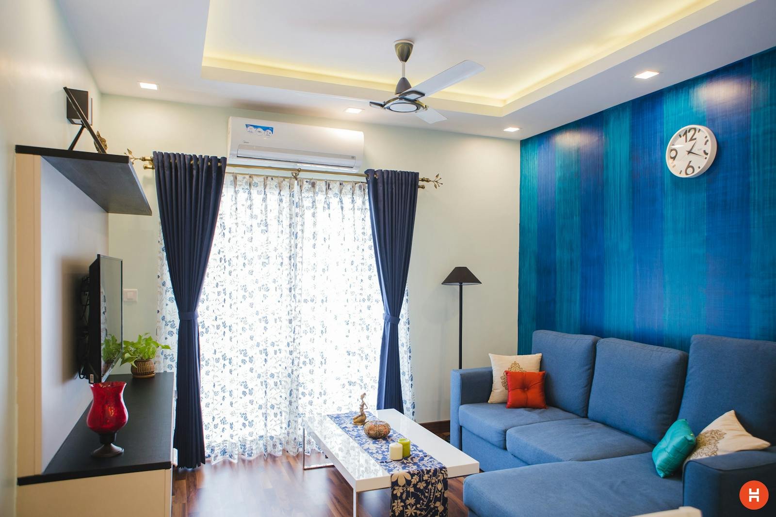 Phòng khách hiện đại sáng thoáng với tủ trang trí và điểm nhấn treo tường