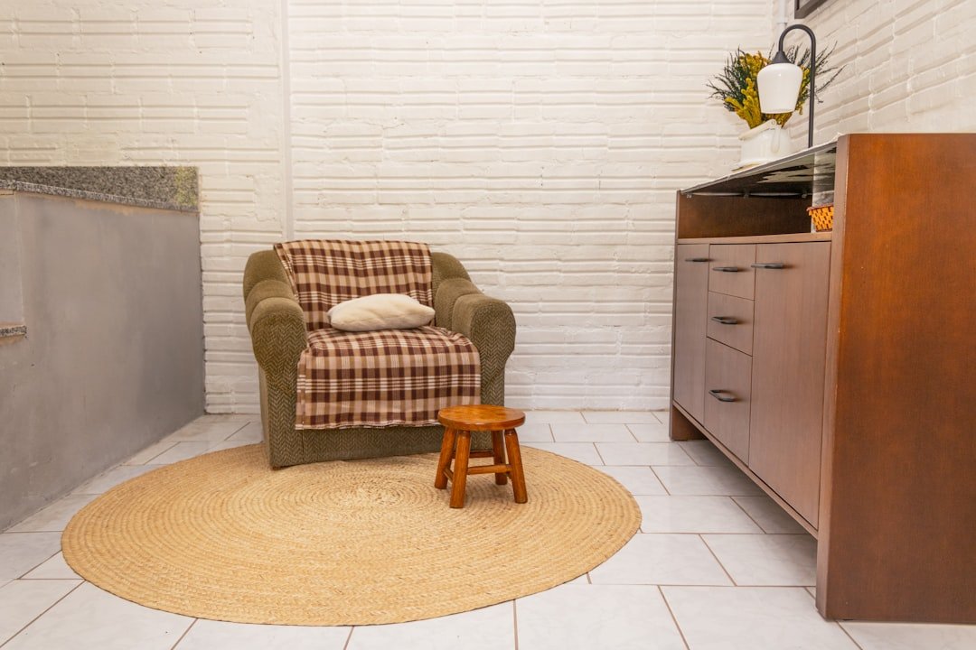 Một góc phòng khách với đèn và decor nhẹ tạo cảm giác ấm, mềm và có hồn hơn