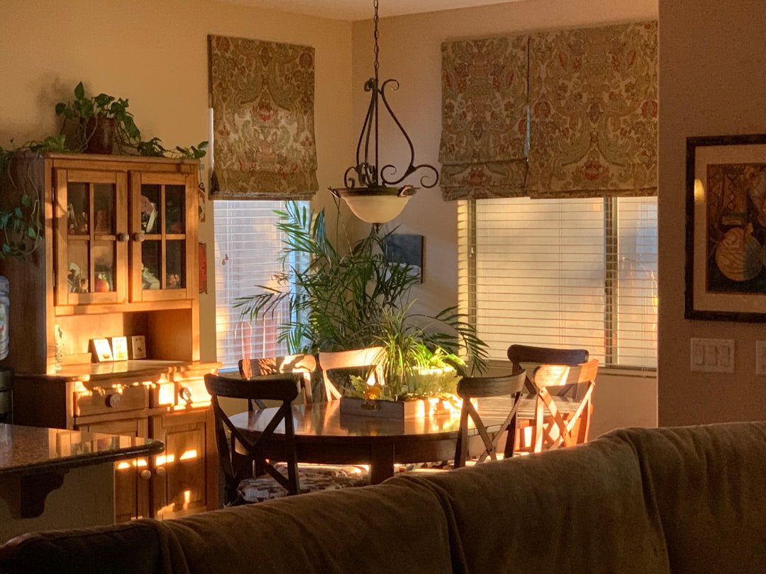 Ánh sáng đẹp giúp đồ decor bằng đồng trở nên ấm và có chiều sâu hơn