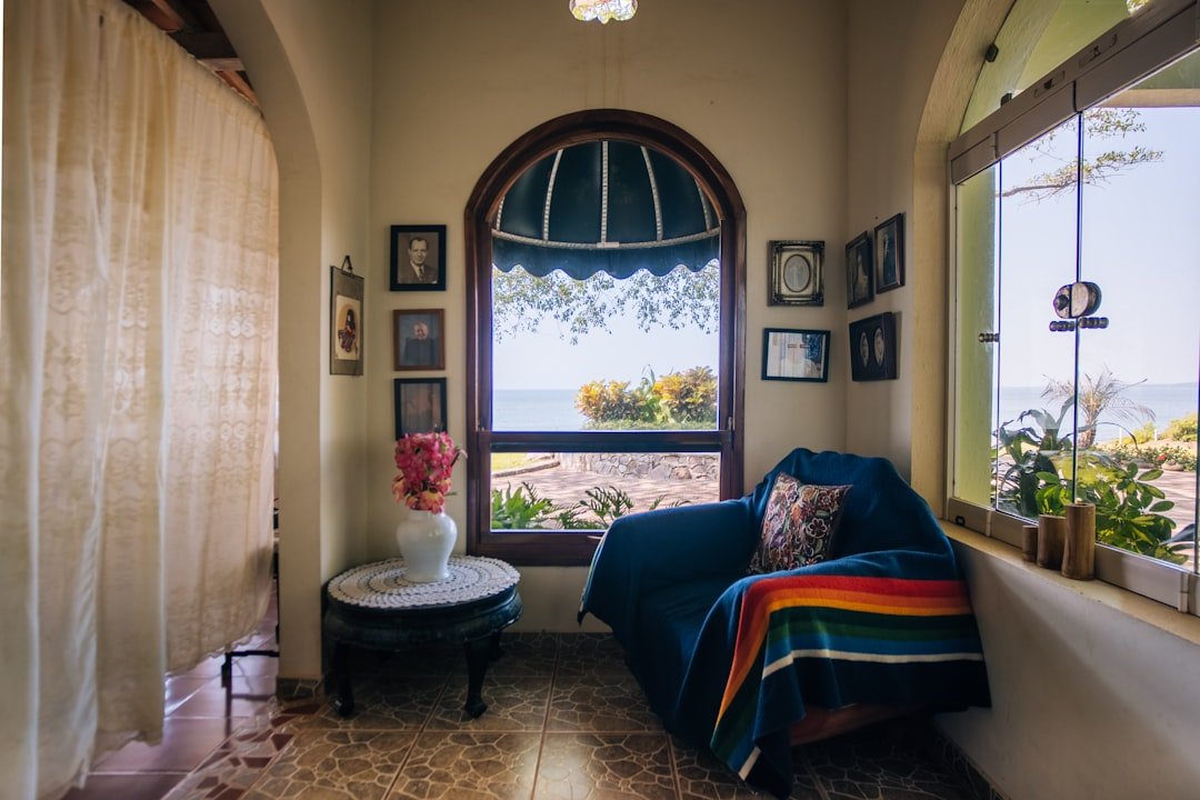 Cây xanh và vài món decor nhỏ giúp góc cửa sổ có sức sống mà vẫn giữ được độ thoáng