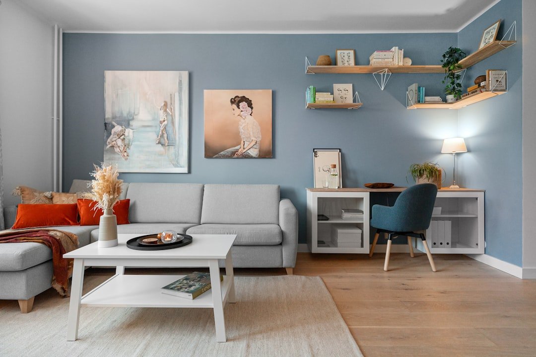 Mảng tường sau sofa có tranh treo đúng tỷ lệ giúp phòng khách sang hơn rõ rệt