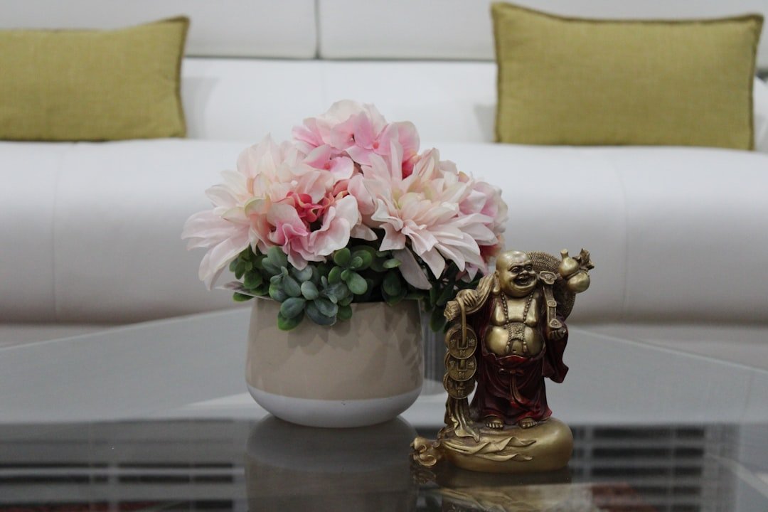 Tỳ hưu decor đặt trong góc phòng khách gọn và thoáng tạo cảm giác sang và vững về phong thủy
