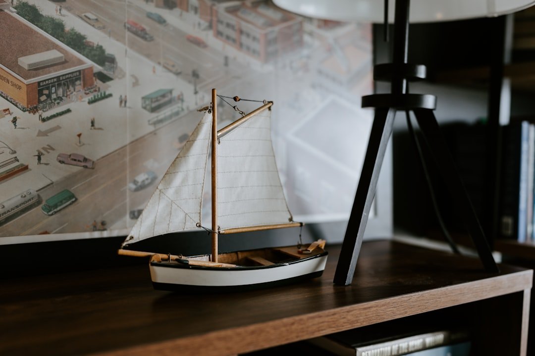 Thuyền buồm decor đặt trên kệ tạo cảm giác thuận buồm xuôi gió và làm không gian thêm tinh tế