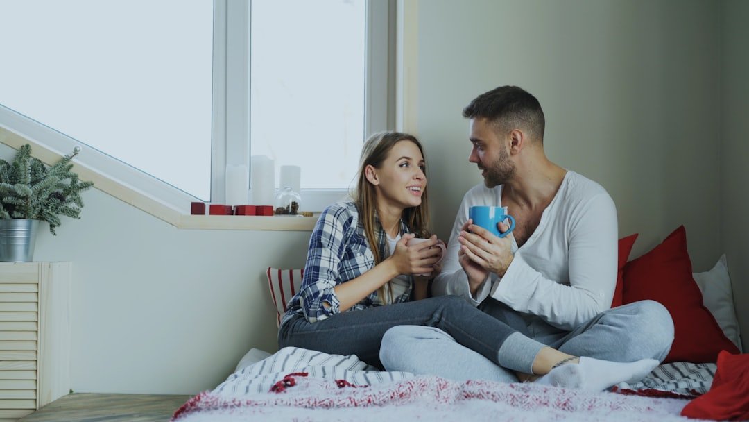 Nến thơm và mùi hương dịu giúp phòng tân hôn có chiều sâu cảm xúc hơn