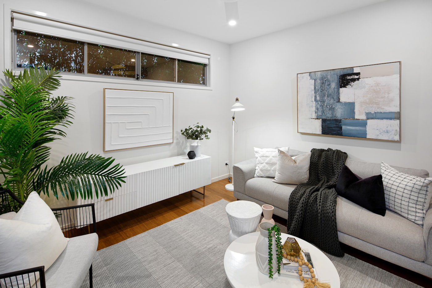 Không gian decor hiện đại với tường trưng bày có gu, ánh sáng ấm và bố cục dễ chọn đồ