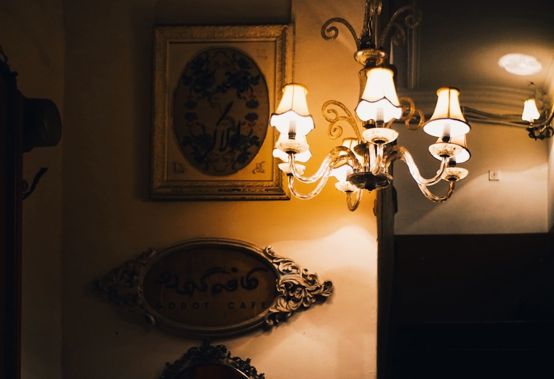 Một bức tường có điểm nhấn đúng giúp không gian gọn hơn mà vẫn có cảm giác được chăm chút