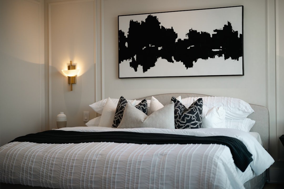 Một điểm nhấn rõ như đầu giường hoặc mảng tranh lớn giúp căn phòng sang hơn mà không cần bày nhiều đồ