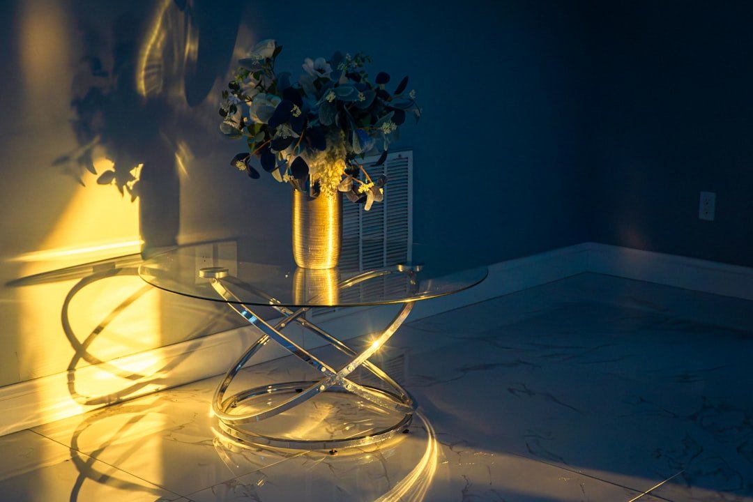 Bình hoa và vật phẩm decor để bàn nhỏ gọn nhưng đủ tinh tế để làm quà tân gia
