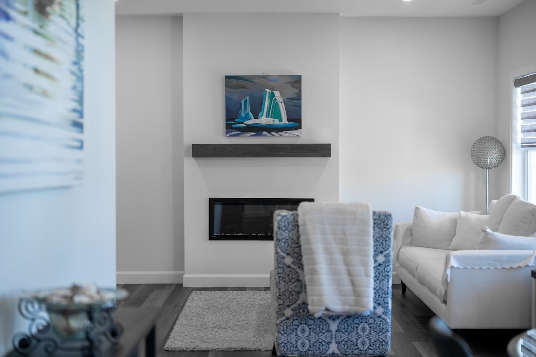 10 Món Đồ Nội Thất Trang Trí Phòng Khách Giúp Hút Lộc Vào Nhà Và Làm Không Gian Sang Hơn 8 Thuyền buồm decor trên kệ tạo cảm giác hanh thông và làm phòng khách sinh động hơn