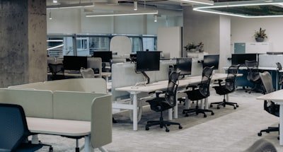 Trang trí phòng làm việc sao cho hợp lý: đẹp hơn, gọn hơn và dễ tập trung hơn 3 Việc phân chia công năng rõ ràng giúp văn phòng vừa thuận tiện vận hành vừa giữ được cảm giác gọn mắt.