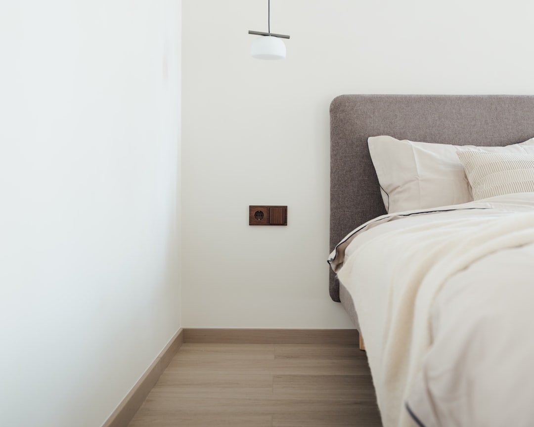 Trang Trí Tường Phòng Ngủ: 10 Gợi Ý Phong Cách Lạ Mà Vẫn Êm Mắt Và Dễ Ứng Dụng 5 Những chất liệu tự nhiên giúp tường phòng ngủ mềm hơn và gần gũi hơn