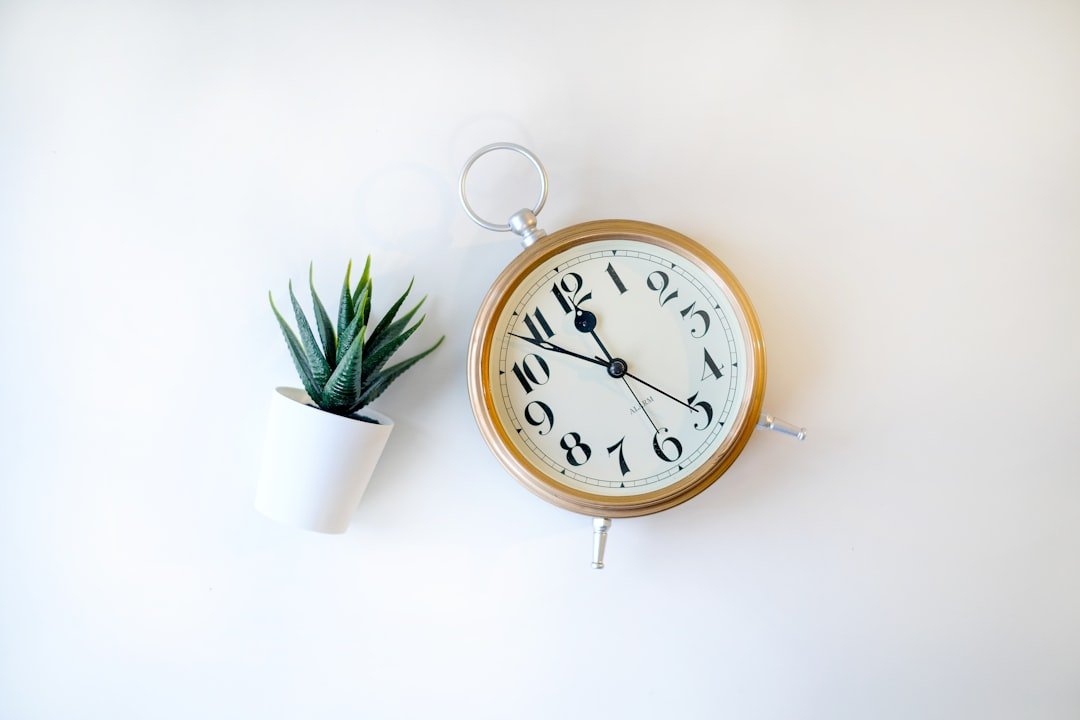 Đồng hồ treo tường độc đáo đẹp nhất khi được treo ở mảng tường đủ thoáng và có khoảng thở riêng