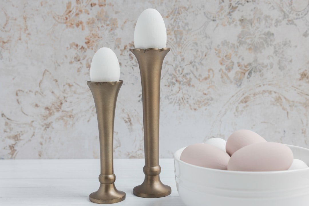 Decor bằng đồng giúp căn nhà có khí chất hơn nhưng vẫn giữ cảm giác gần gũi và ấm áp