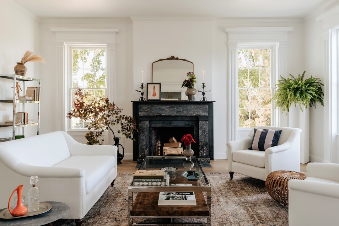 Decor bằng đồng giúp phòng khách có chiều sâu hơn khi đặt đúng ở vùng trung tâm thị giác