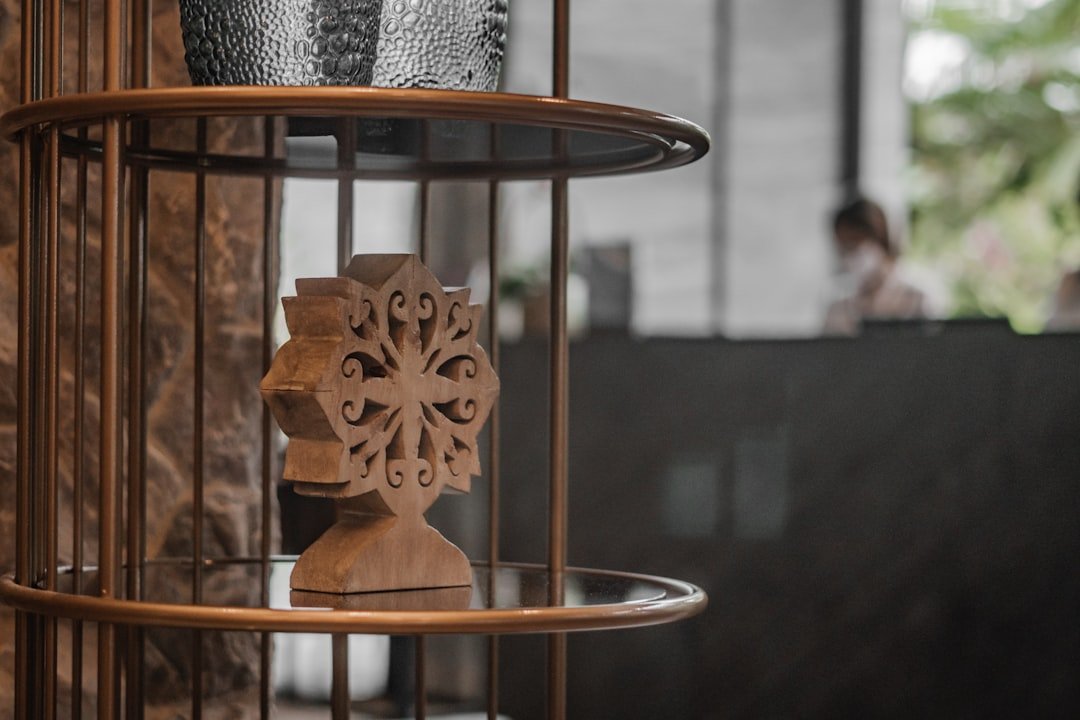 Đồ decor bằng đồng phối cùng gỗ đá và kính giúp không gian cân bằng, sang và dễ sống hơn