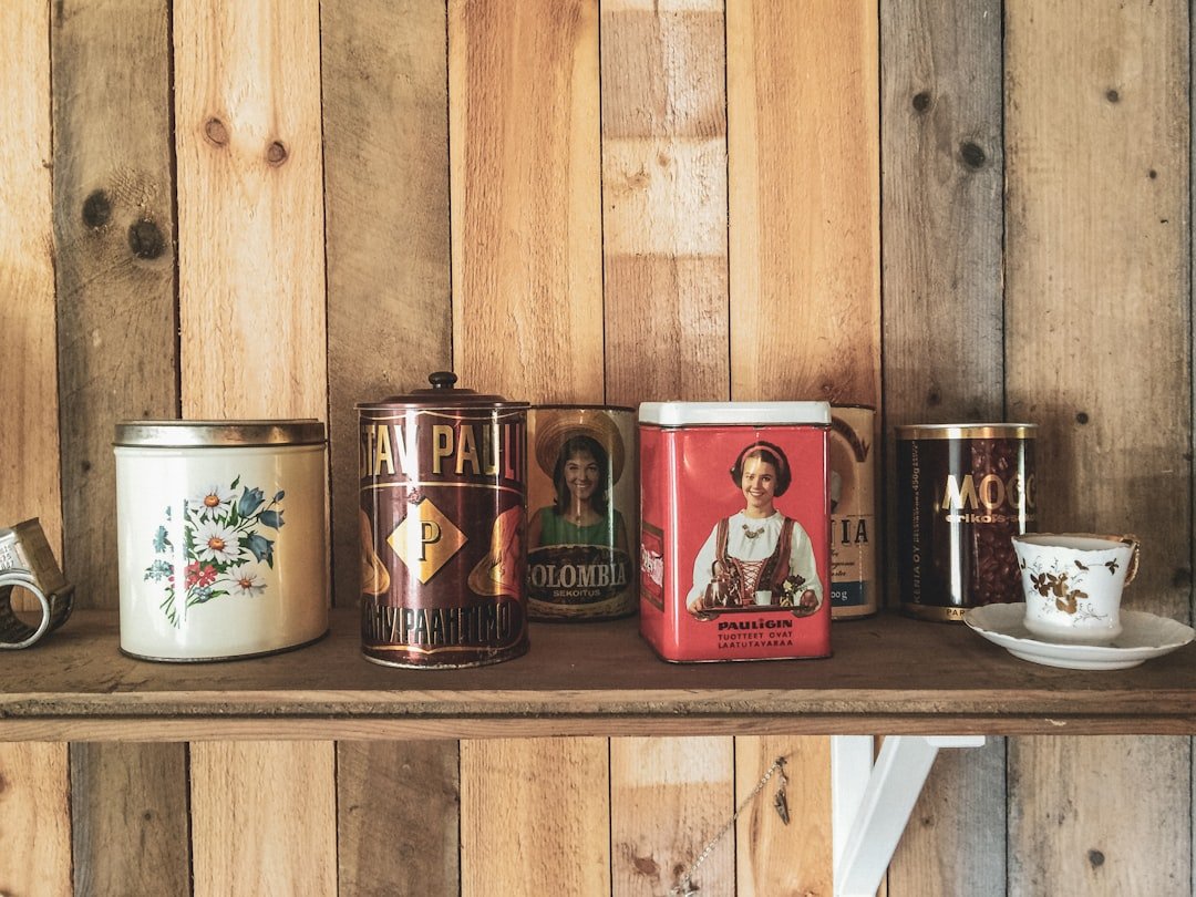 Khay nhỏ và nến thơm giúp các món decor trên kệ để tường trông gọn và có chủ đích hơn