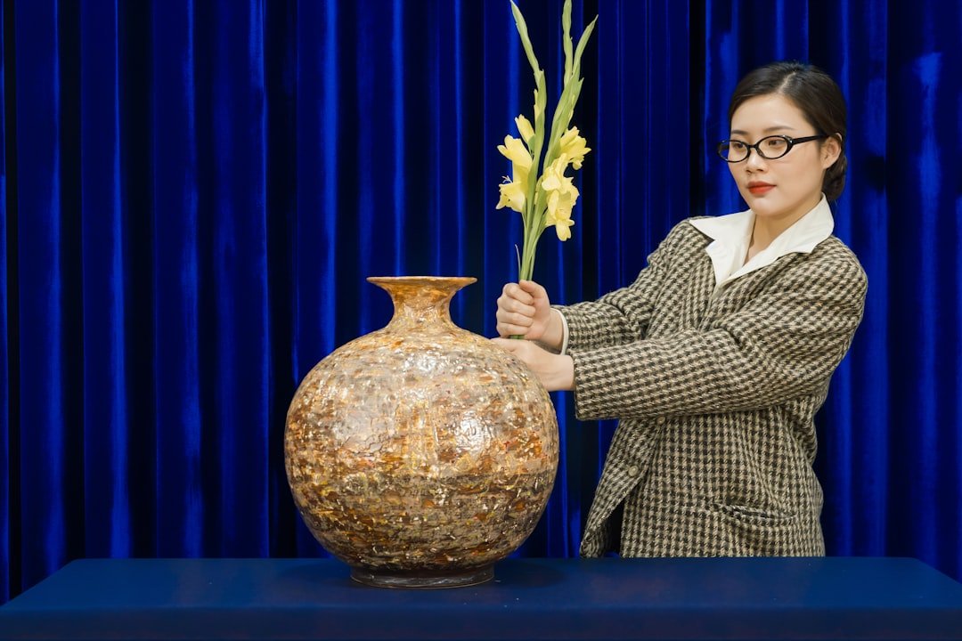 Chọn Đồ Sứ Trang Trí Phòng Khách: 7 Nguyên Tắc Để Góc Nhà Sang Hơn Mà Không Rối 2 Bình gốm sứ có form rõ tạo điểm nhấn đẹp cho góc phòng khách