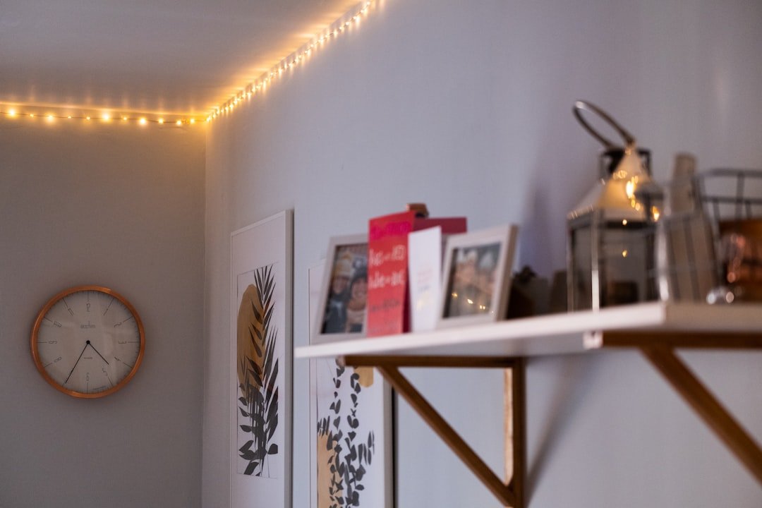 Đồng hồ decor nhỏ trên kệ để tường tạo thêm nhịp và chiều sâu thị giác