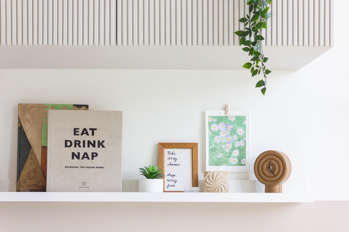 Đồng hồ decor trên kệ tường — điểm nhấn cho không gian sống