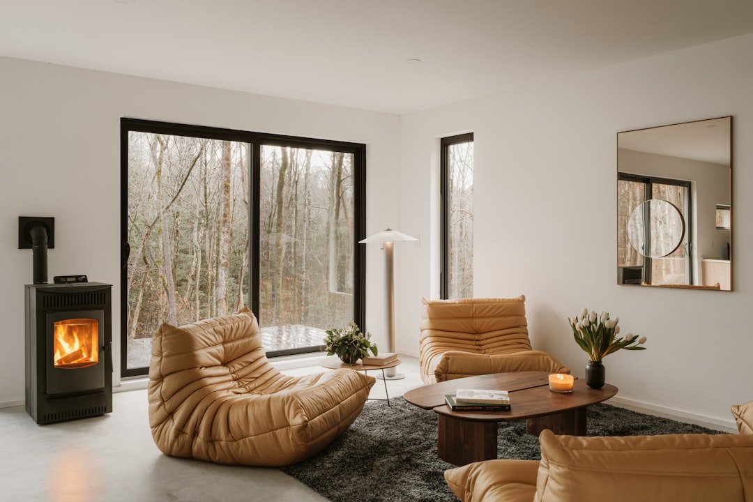 Cụm hoa thấp trên bàn trà giúp khu sofa có điểm nhấn nhẹ mà không cản tầm nhìn