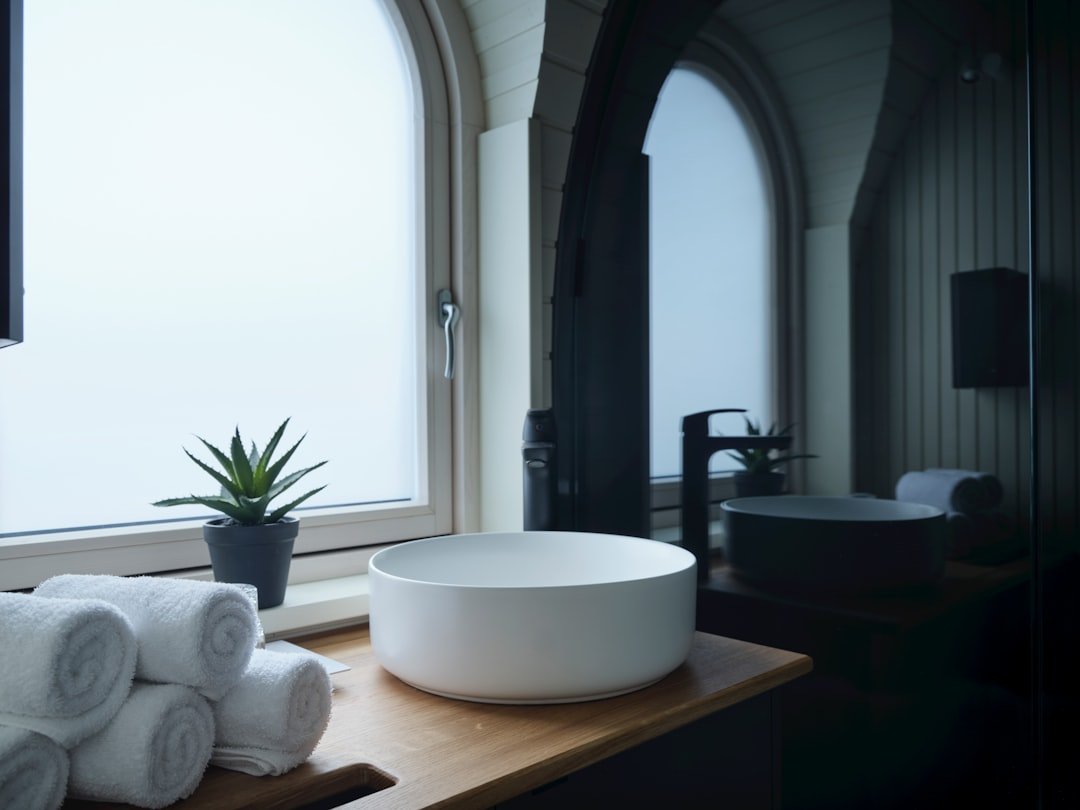 Lavabo nhỏ gọn giúp khu vệ sinh hẹp không bị vướng và giữ lối đi thoáng hơn