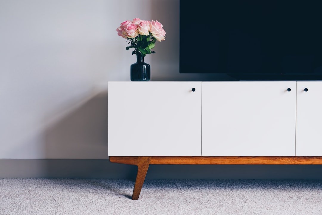 Một bình hoa giả đặt ở bàn console giúp lối vào phòng khách mềm và có cảm giác chào đón hơn