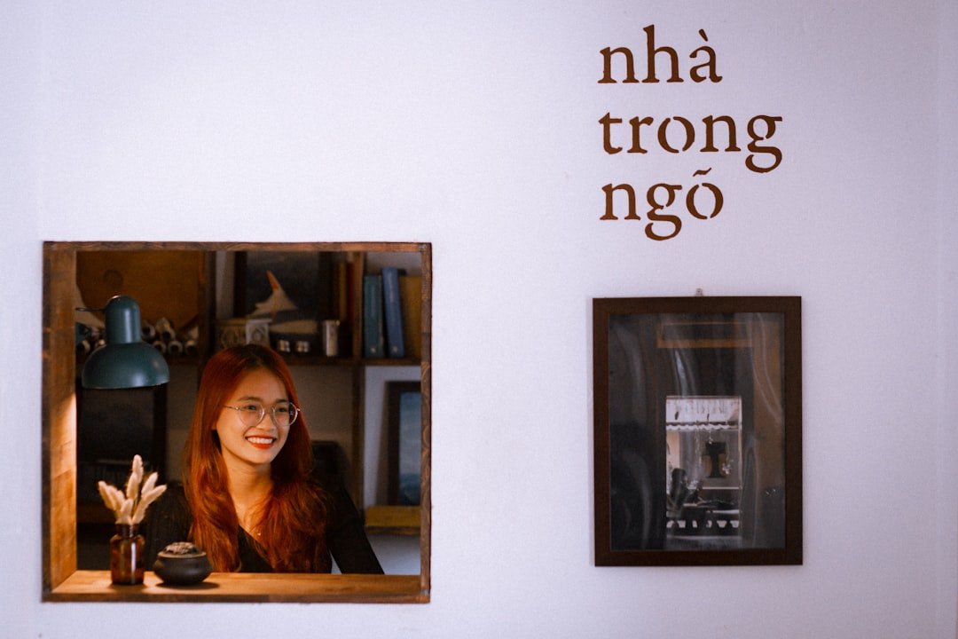 Trang Trí Tường Bằng Khung Ảnh: 10 Cách Để Góc Nhà Có Câu Chuyện Và Cá Tính Hơn 3 Trang trí tường bằng khung ảnh với bố cục hài hòa và cảm giác phù hợp với nội dung bài viết