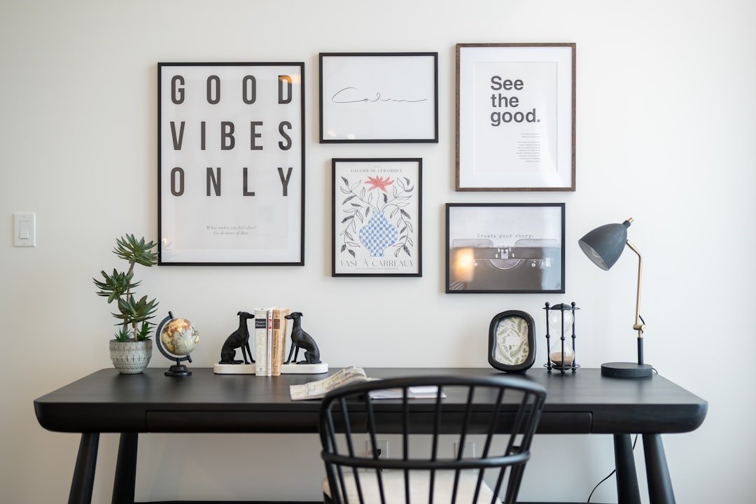 Decal Dán Trang Trí Tường Hàn Quốc: 9 Ý Tưởng Giúp Không Gian Tươi Hơn Mà Vẫn Gọn Và Có Gu 5 Chọn đúng decal giúp căn phòng gần gũi hơn, mềm hơn và có cảm xúc hơn rõ rệt