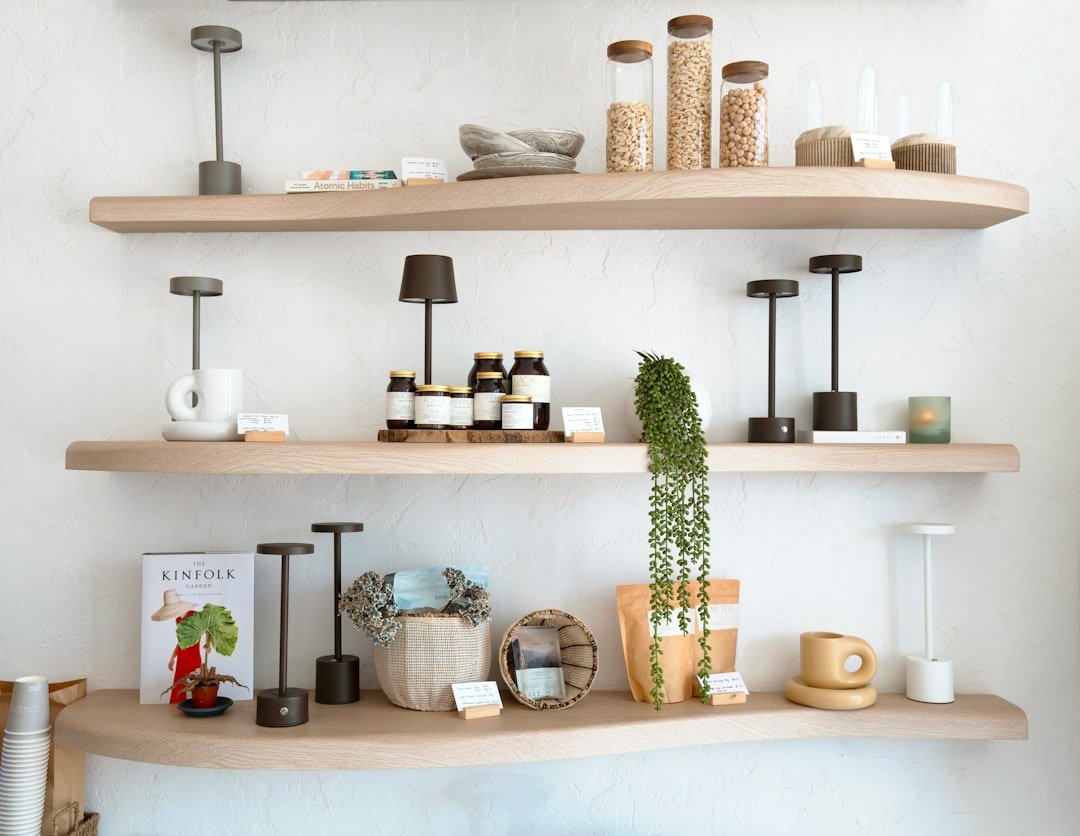 Kệ trưng bày đồ decor nội thất với sản phẩm đa dạng nhưng vẫn đồng bộ về thẩm mỹ