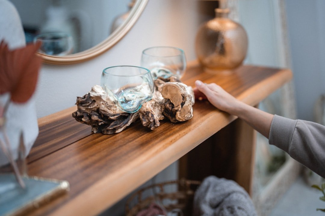 Những Món Đồ Decor Trang Trí Hút Tài Lộc Vào Nhà: 9 Gợi Ý Đẹp Và Có Ý Nghĩa 8 Lối vào nhà với bàn console và decor gọn sáng giúp không gian đón khách nhẹ mắt và tích cực hơn