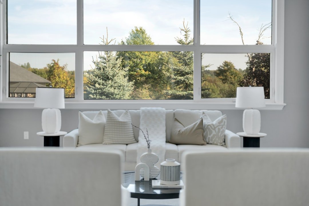 Những món decor có tinh thần hài hòa giúp phòng khách an yên và có chiều sâu hơn