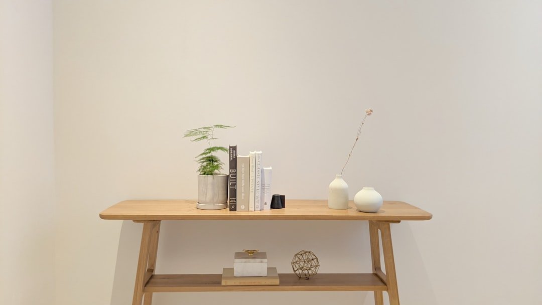 Đặt món decor đúng vị trí giúp phòng khách hài hòa và có điểm tựa thị giác hơn