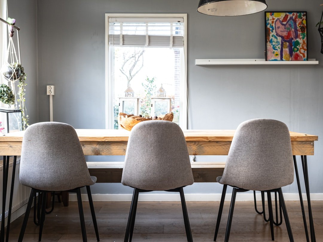 Đồ Decor Bàn Ăn: 7 Món Giúp Bàn Ăn Ấm Cúng, Có Gu Và Đỡ Trống Hơn 3 Bình hoa nhỏ trên bàn ăn giúp góc ăn uống mềm hơn và tươi hơn rất tự nhiên