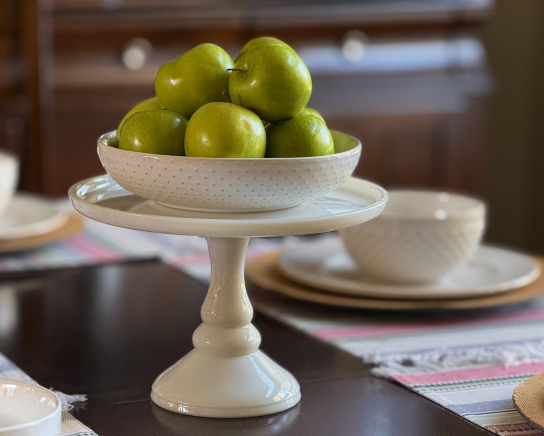 Đồ Decor Bàn Ăn: 7 Món Giúp Bàn Ăn Ấm Cúng, Có Gu Và Đỡ Trống Hơn 4 Khay hoặc đĩa hoa quả giúp mặt bàn ăn gọn hơn mà vẫn có điểm nhấn trang trí đẹp mắt