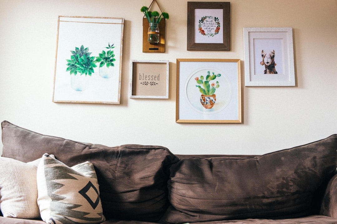 Mảng tường gallery với khung ảnh bố cục gọn tạo cảm giác cá nhân và giàu câu chuyện