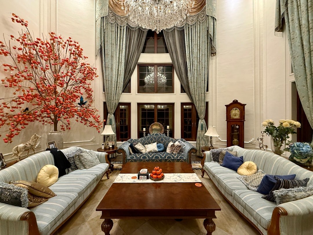 Những mẫu đồng hồ mang tính biểu tượng thường hợp với phòng khách muốn có điểm nhấn gây ấn tượng