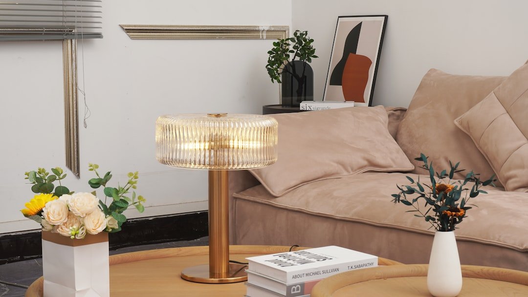 Đèn trang trí nhỏ giúp nhà mới ấm và có chiều sâu cảm xúc hơn