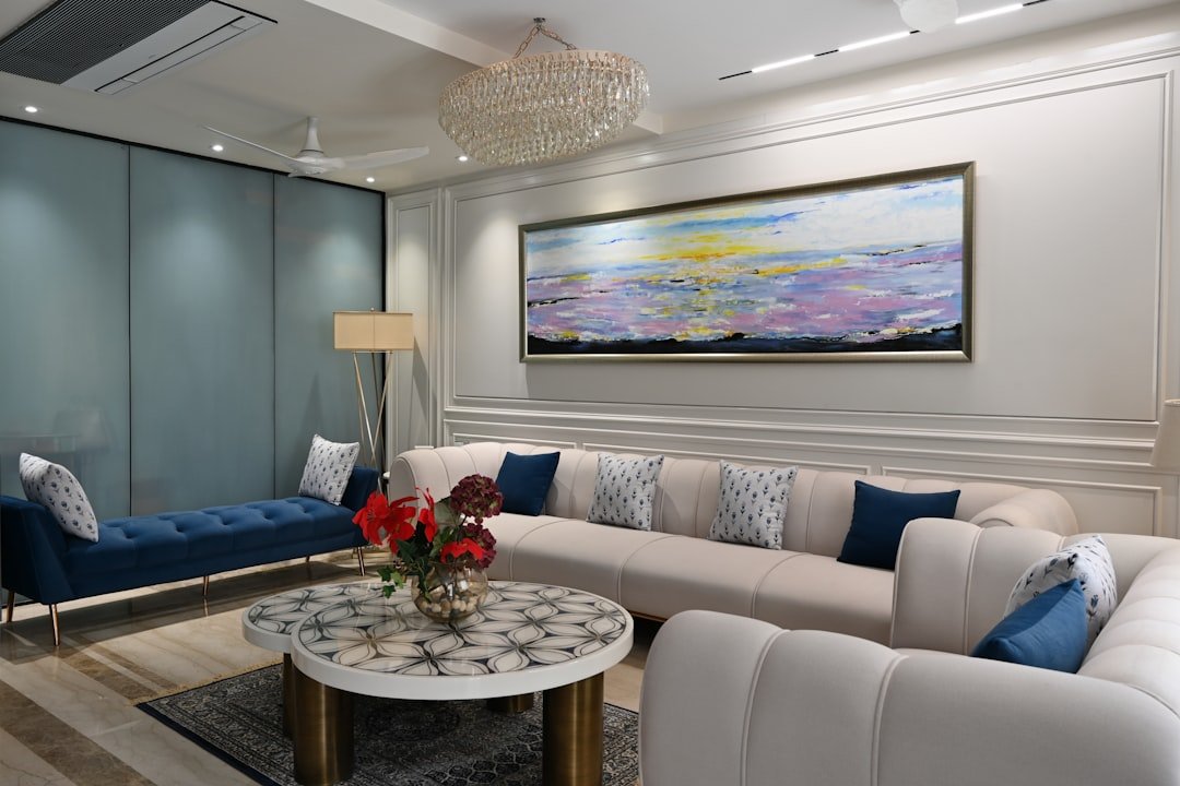 Tranh treo tường cỡ lớn phía sau sofa giúp phòng khách có trọng tâm rõ và đỡ cảm giác trống