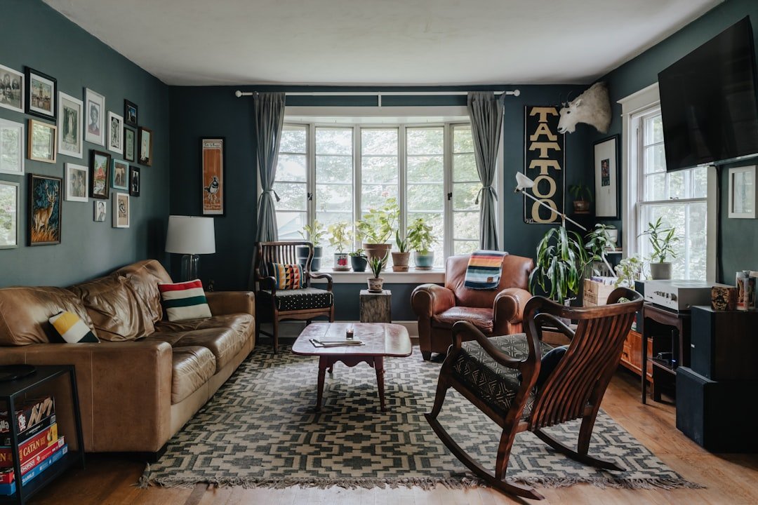 Ô trang trí kết hợp cùng sofa, đèn và decor mềm giúp phòng khách có chiều sâu và có gu hơn