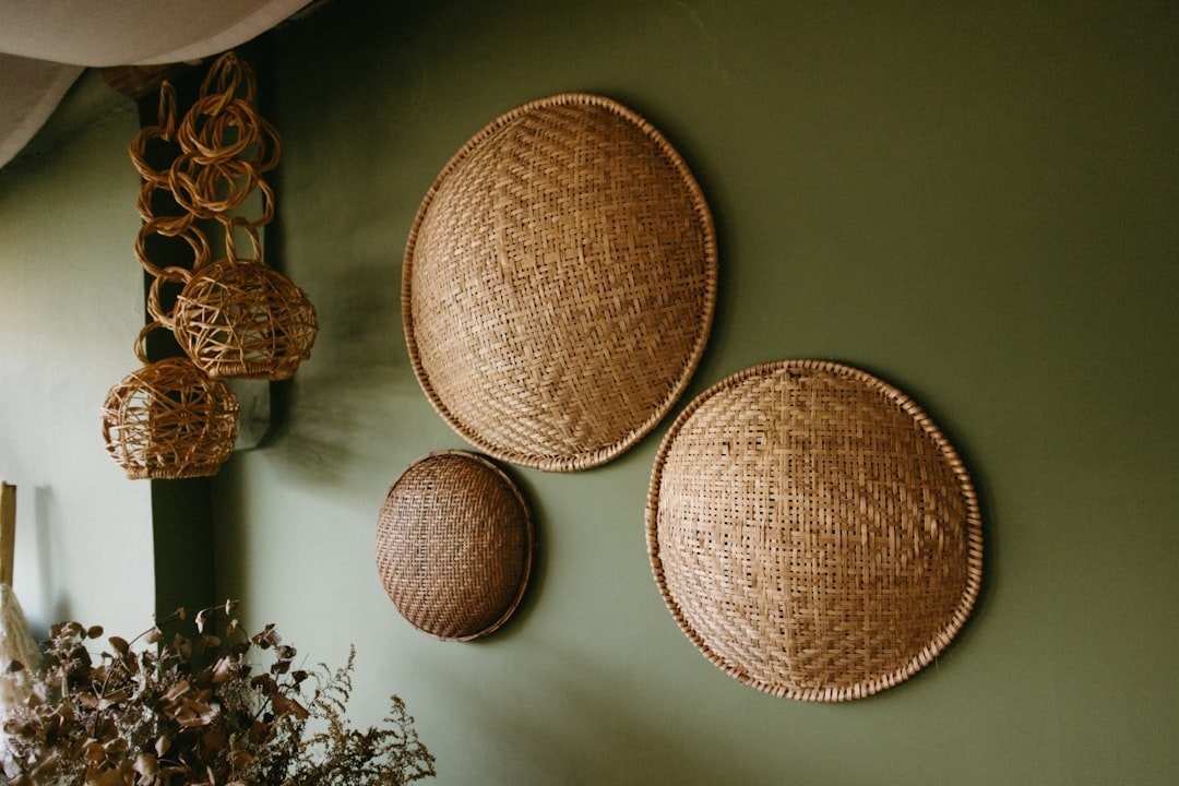 Decor tường bằng chất liệu thô tinh giúp mảng tường có chiều sâu và cảm giác rất có gu