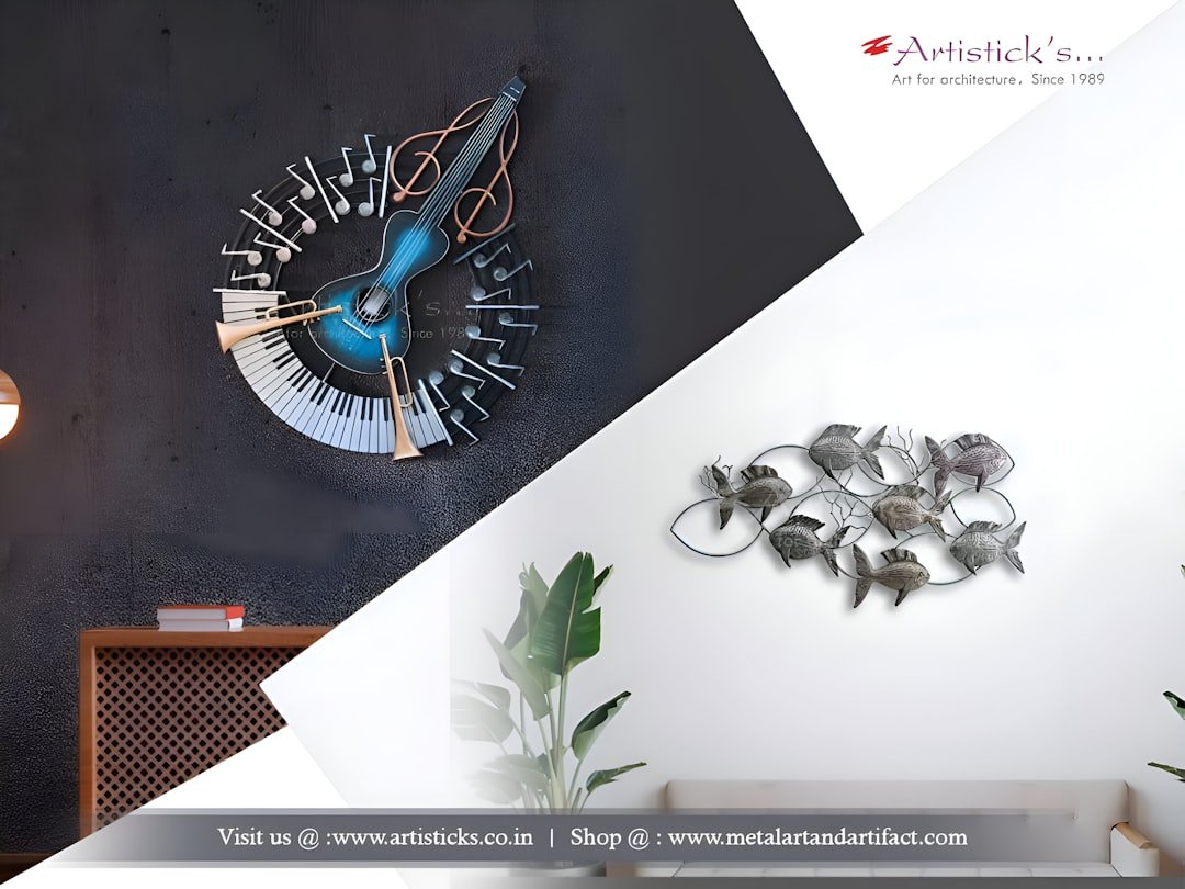 Decor kim loại treo tường tạo cảm giác sang và có chiều sâu cho phòng khách hiện đại