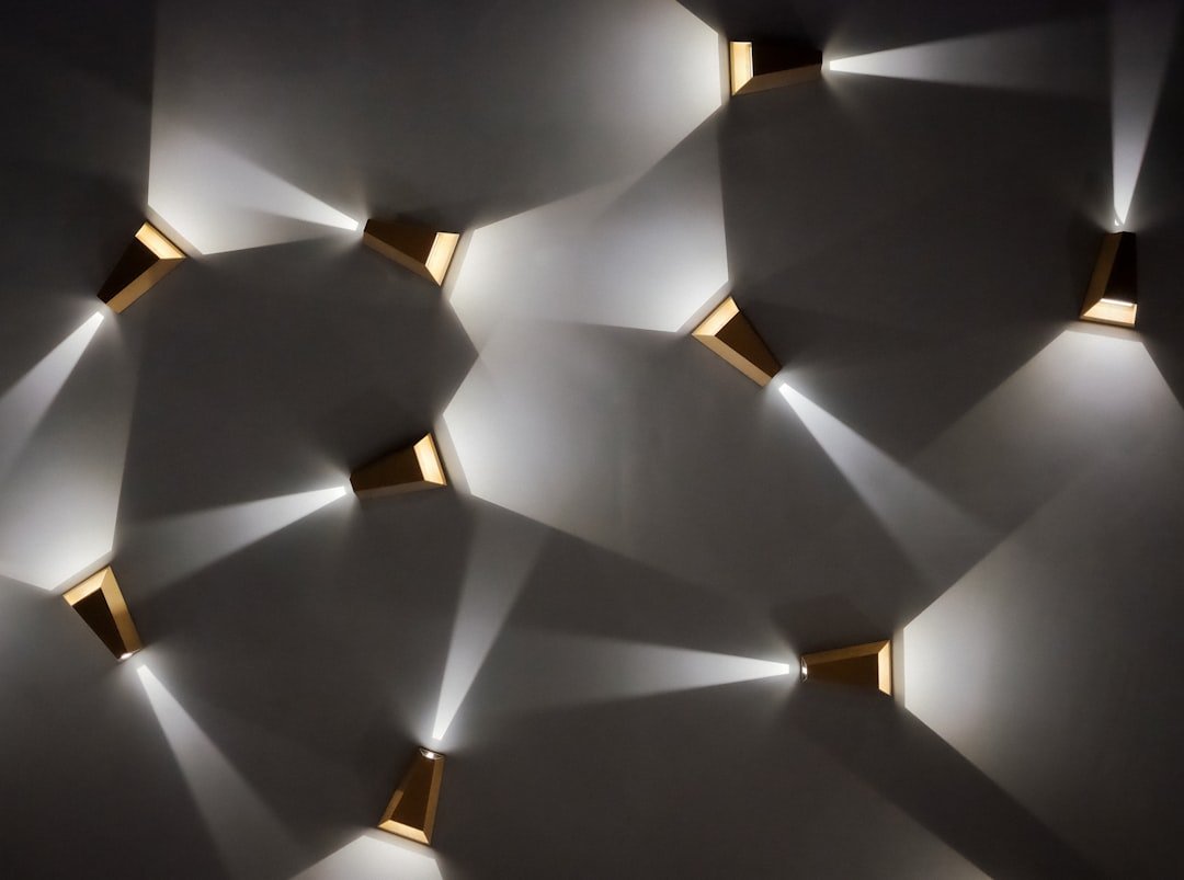 Tranh hoặc decor treo tường giúp căn phòng sinh động hơn mà không cần quá nhiều chi tiết