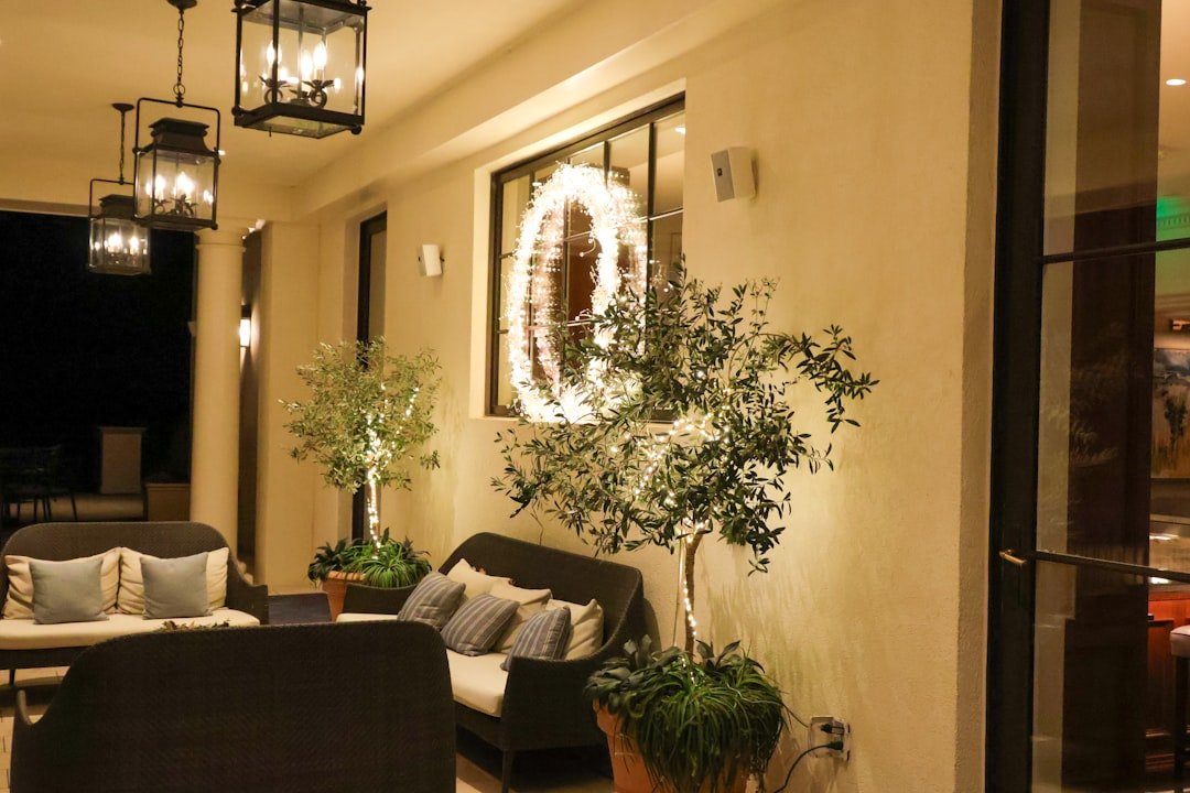 Ánh sáng ấm giúp mảng tường ngoài trời có chiều sâu và dễ chịu hơn vào buổi tối