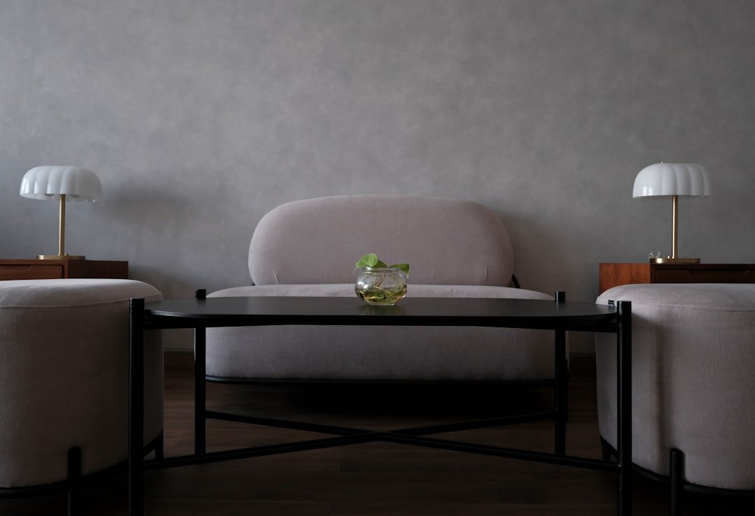 Lọ Hoa Trang Trí Phòng Khách: 9 Điều Cần Lưu Ý Để Góc Nhà Đẹp Hơn Mà Không Bị Rối 1 Lọ hoa đặt đúng chỗ giúp phòng khách trở nên mềm mại, cân bằng và có gu hơn
