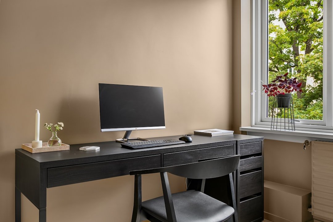 Trang Trí Tường Nhà Đơn Giản: 10 Cách Dùng Sơn Tường Để Không Gian Vẫn Gọn Mà Cực Có Gu 2 Màu sơn phù hợp giúp bức tường đẹp lâu và dễ phối với nội thất hơn