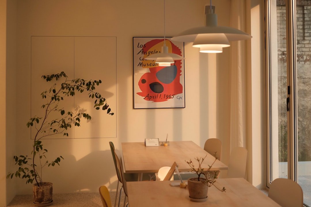 Đồ Decor Bàn Ăn: 7 Món Giúp Bàn Ăn Ấm Cúng, Có Gu Và Đỡ Trống Hơn 6 Đèn thả phía trên bàn ăn giúp khu ăn uống ấm hơn và có cảm giác được phân vùng rõ ràng